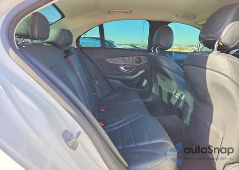 2017 Mercedes-Benz C 300 z USA, uszkodzony, nr VIN 55SWF4JB7HU232820